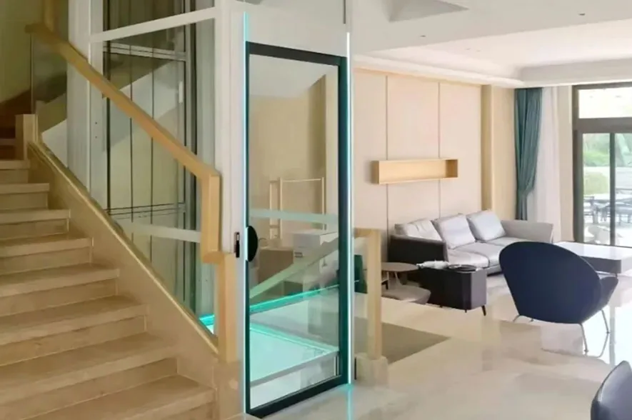 Platform home lift berkaca di samping tangga rumah modern